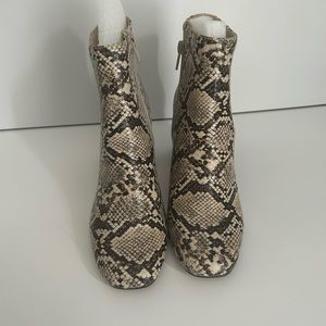 New Bella-vita booties size 6.5